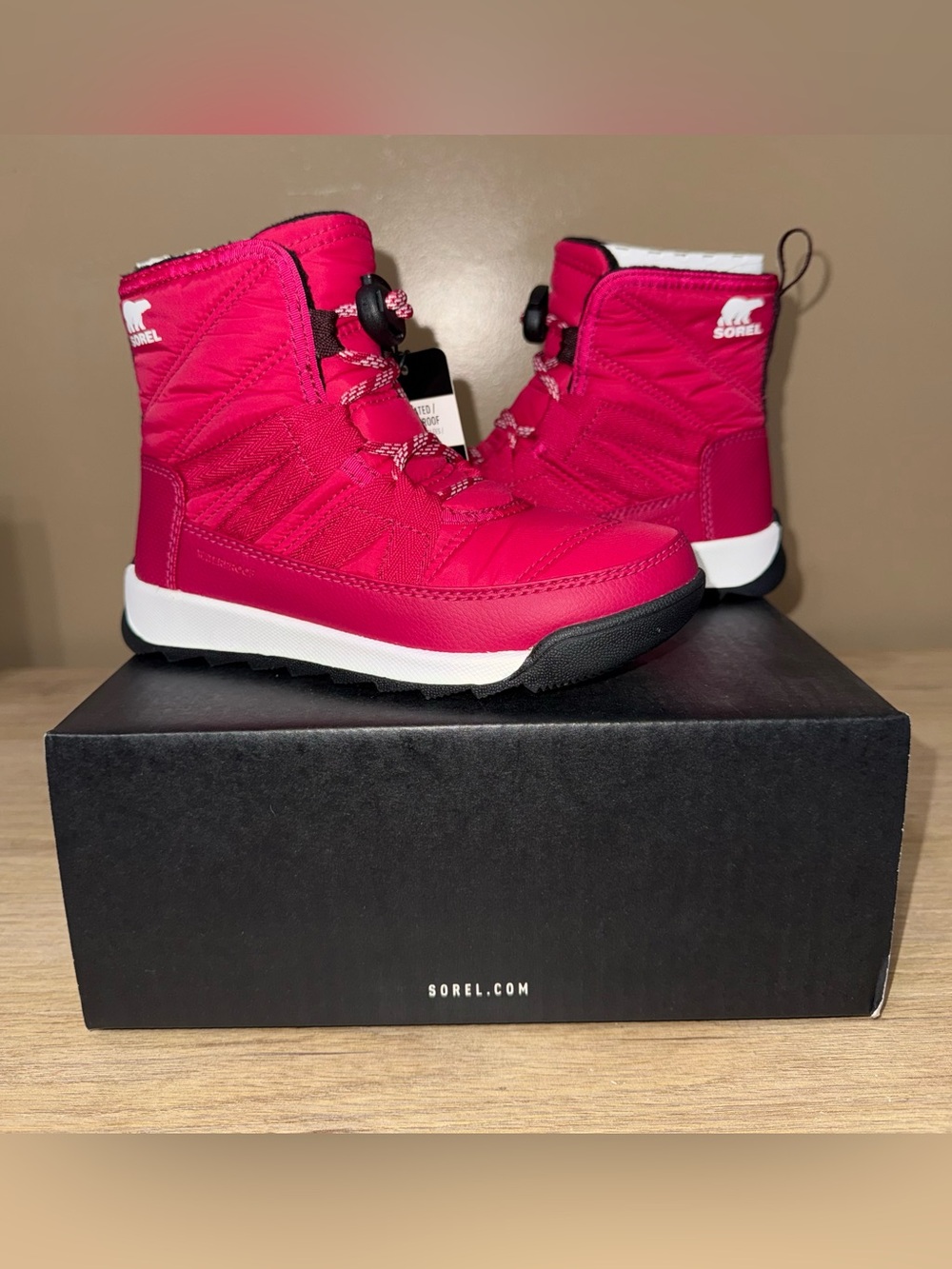 NWT SOREL Whitney ll Short Lace Kids Fuchsia Snow Boot/White Midsole. Size 12.